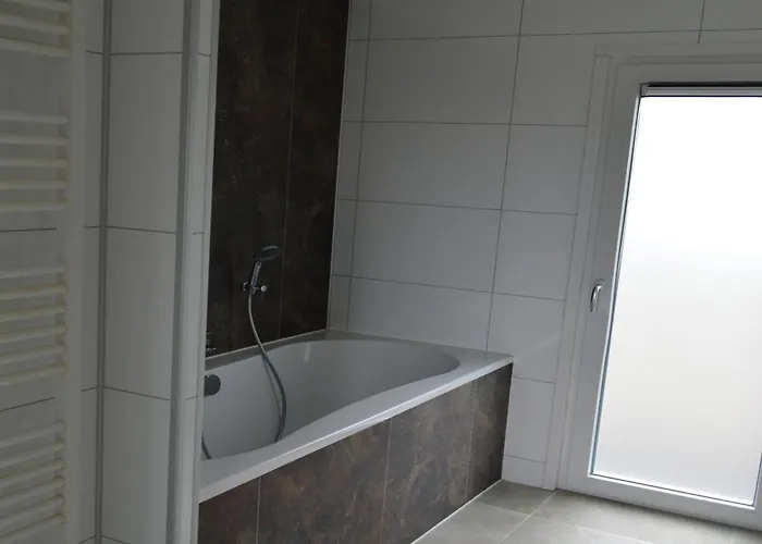 With Gas Fireplace & Bath Ferienhaus *