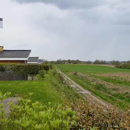 With Gas Fireplace & Bath بيت للعطل