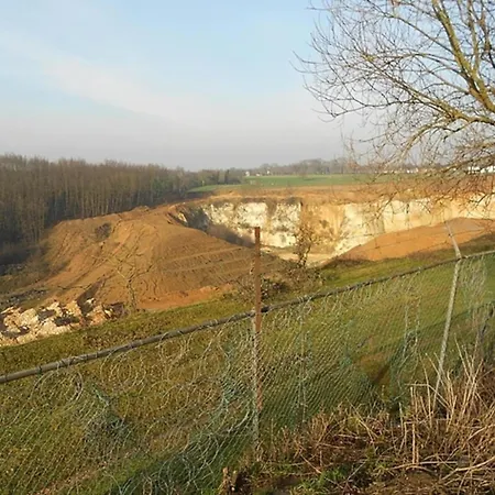 With Gas Fireplace & Bath بيت للعطل