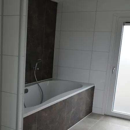 With Gas Fireplace & Bath بيت للعطل *